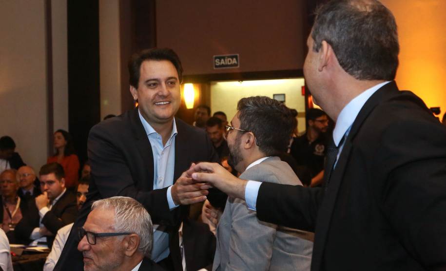 O governador Carlos Massa Ratinho Junior sancionou nesta terça-feira (05) a lei que cria o Programa de Parcerias do Paraná (PAR) e institui um Fundo para o Desenvolvimento de Projetos de Infraestrutura (Funpar). A assinatura aconteceu no Paraná Day, evento realizado em Curitiba com a presença de mais de 100 investidores do País e do exterior. _ Curitiba, 05/02/2019 - Foto: Jaelson Lucas/ANPr