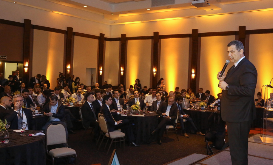 O governador Carlos Massa Ratinho Junior sancionou nesta terça-feira (05) a lei que cria o Programa de Parcerias do Paraná (PAR) e institui um Fundo para o Desenvolvimento de Projetos de Infraestrutura (Funpar). A assinatura aconteceu no Paraná Day, evento realizado em Curitiba com a presença de mais de 100 investidores do País e do exterior. Na imagem, Allan Costa, presidente da Celepar. - Curitiba, 05/02/2019 - Foto: Jaelson Lucas/ANPr