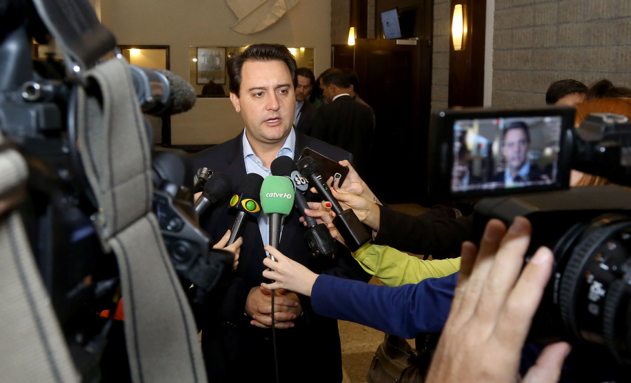 O governador Carlos Massa Ratinho Junior sancionou nesta terça-feira (05) a lei que cria o Programa de Parcerias do Paraná (PAR) e institui um Fundo para o Desenvolvimento de Projetos de Infraestrutura (Funpar). A assinatura aconteceu no Paraná Day, evento realizado em Curitiba com a presença de mais de 100 investidores do País e do exterior. _ Curitiba, 05/02/2019 - Foto: Jaelson Lucas/ANPr