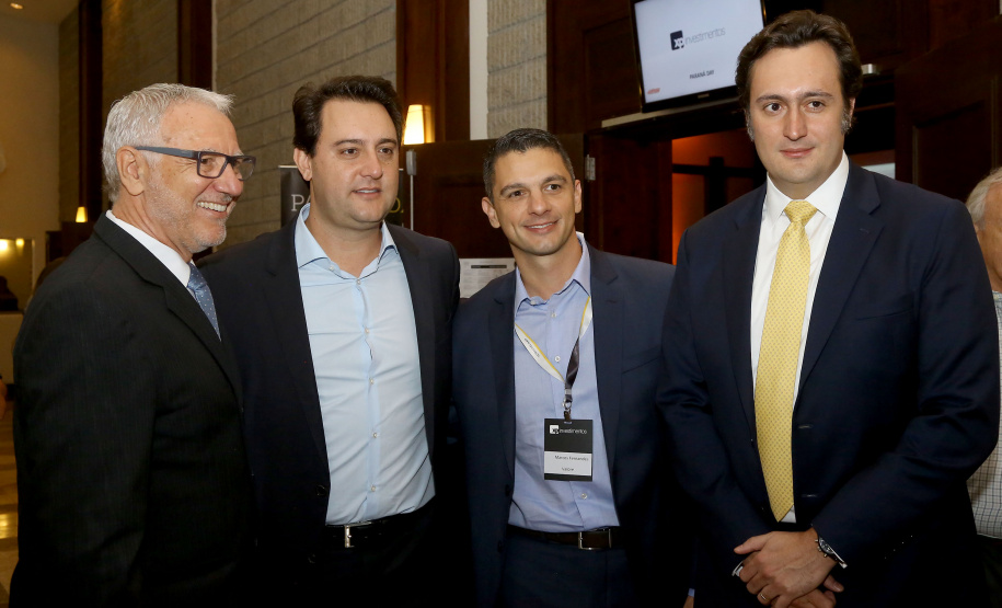 O governador Carlos Massa Ratinho Junior sancionou nesta terça-feira (05) a lei que cria o Programa de Parcerias do Paraná (PAR) e institui um Fundo para o Desenvolvimento de Projetos de Infraestrutura (Funpar). A assinatura aconteceu no Paraná Day, evento realizado em Curitiba com a presença de mais de 100 investidores do País e do exterior. _ Curitiba, 05/02/2019 - Foto: Jaelson Lucas/ANPr