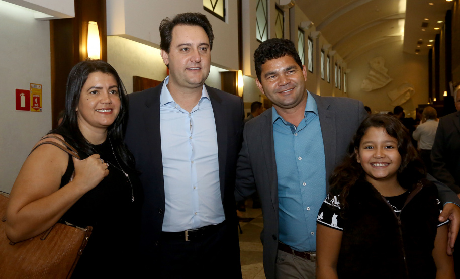 O governador Carlos Massa Ratinho Junior sancionou nesta terça-feira (05) a lei que cria o Programa de Parcerias do Paraná (PAR) e institui um Fundo para o Desenvolvimento de Projetos de Infraestrutura (Funpar). A assinatura aconteceu no Paraná Day, evento realizado em Curitiba com a presença de mais de 100 investidores do País e do exterior. _ Curitiba, 05/02/2019 - Foto: Jaelson Lucas/ANPr