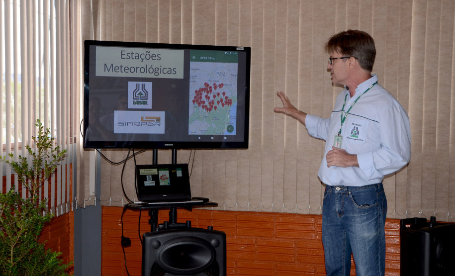 O Instituto Agronômico do Paraná (Iapar) lançou, nesta terça-feira (05), no Show Rural, em Cascavel, um aplicativo de monitoramento do clima disponível no celular. Paralelamente lançou o atlas climático atualizado, também disponível on-line.  Na foto,  o pesquisador da área de Agrometeorologia, Pablo Nitsche, do Iapar  -  Cascavel, 05/02/2019  -  Foto: Divulgação SEAB