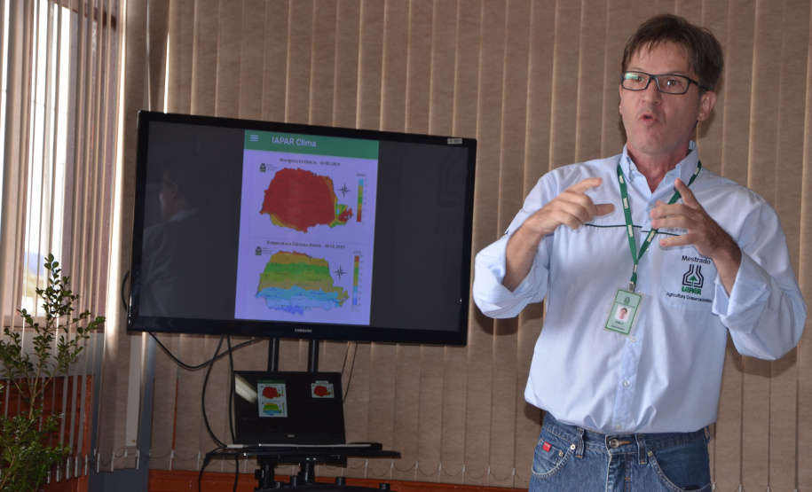 O Instituto Agronômico do Paraná (Iapar) lançou, nesta terça-feira (05), no Show Rural, em Cascavel, um aplicativo de monitoramento do clima disponível no celular. Paralelamente lançou o atlas climático atualizado, também disponível on-line.  Na foto,  o pesquisador da área de Agrometeorologia, Pablo Nitsche, do Iapar  -  Cascavel, 05/02/2019  -  Foto: Divulgação SEAB