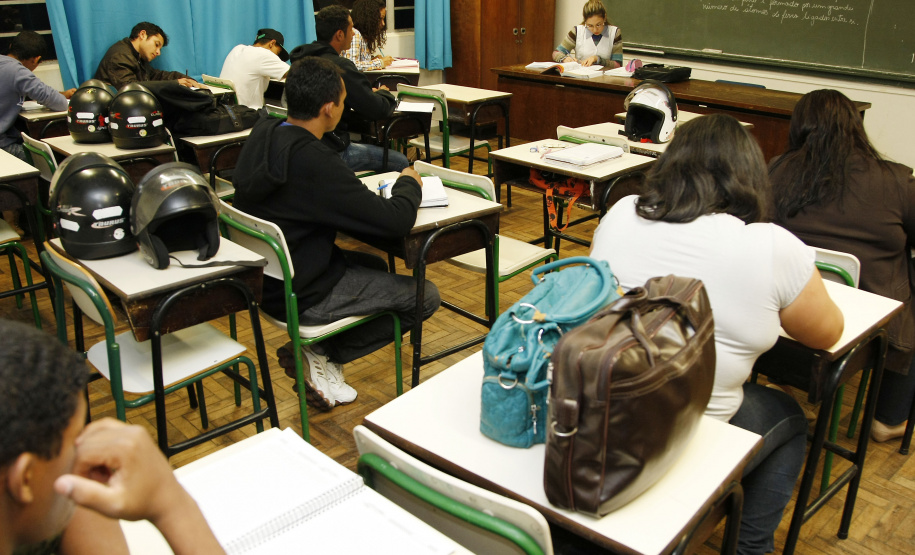 A Educação de Jovens e Adultos (EJA) da rede estadual de ensino matriculou em janeiro 99.202 pessoas interessadas em voltar às salas de aula. São 53.796 matrículas no Ensino Fundamental – Anos Finais (6º ao 9º ano) e 45.406 no Ensino Médio. As aulas começam a partir do dia 14 de fevereiro e são gratuitas.Foto: Hedson Alves/Arquivo SEED