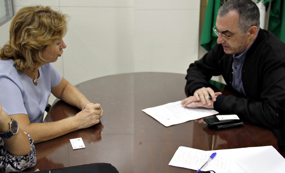 O diretor-geral da Secretaria de Estado do Desenvolvimento Urbano, Francisco dos Santos, reuniu-se nesta terça-feira (05) com a prefeita de Cruzeiro do Oeste, Helena Bertoco, para falar sobre novos projetos para o município e acompanhar os estágios atuais de acordos firmados anteriormente . Foto:Divulgalção/SEDU