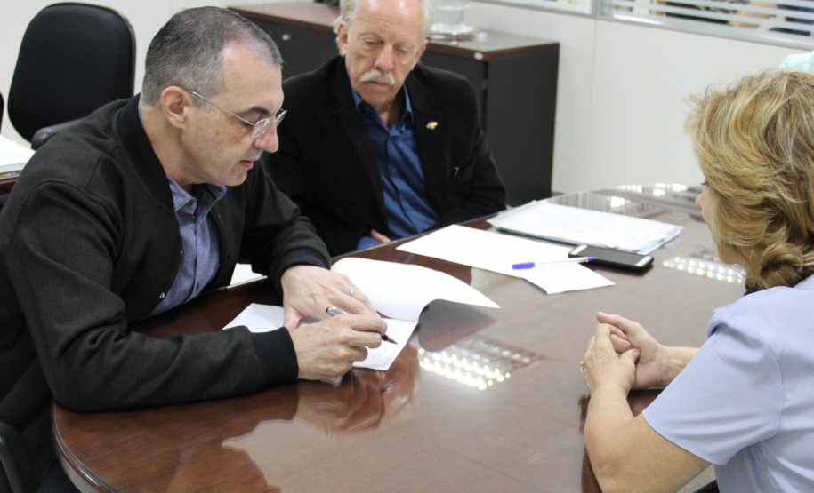 O diretor-geral da Secretaria de Estado do Desenvolvimento Urbano, Francisco dos Santos, reuniu-se nesta terça-feira (05) com a prefeita de Cruzeiro do Oeste, Helena Bertoco, para falar sobre novos projetos para o município e acompanhar os estágios atuais de acordos firmados anteriormente . Foto:Divulgalção/SEDU