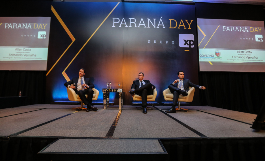 Fernando Vernalha, Especialista em Infraestrutura e Concessões da VGP Advogados e Allan Costa, presidente da Celepar   durante o Paraná Day, evento realizado em Curitiba com a presença de mais de 100 investidores do País e do exterior. - Curitiba, 05/02/2019 -Foto: Geraldo Bubniak/ANPr