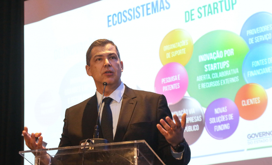 O governador Carlos Massa Ratinho Junior sancionou nesta terça-feira (05) a lei que cria o Programa de Parcerias do Paraná (PAR) e institui um Fundo para o Desenvolvimento de Projetos de Infraestrutura (Funpar). A assinatura aconteceu no Paraná Day, evento realizado em Curitiba com a presença de mais de 100 investidores do País e do exterior.  Na imagem, Allan Costa, presidente da Celepar. -  Curitiba, 05/02/2019  -  Foto: Jaelson Lucas/ANPr