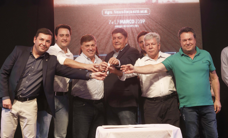 O governador Carlos Massa Ratinho Junior, participa do lançamento da 45ª Exposição Agropecuária, Industrial e Comercial de Umuarama. Presentes no evento: prefeito de Umuarama, Celso Luiz Pozzobom; presidente da Sociedade Rural, Milton Gaiari; secretário do Meio Ambiente, Márcio Nunes; secretário da Infraestrutura e Logística, Sandro Alex, deputados e demais autoridades  -  Umuarama, 05/02/2019  -  Foto: Arnaldo Alves/ANPr