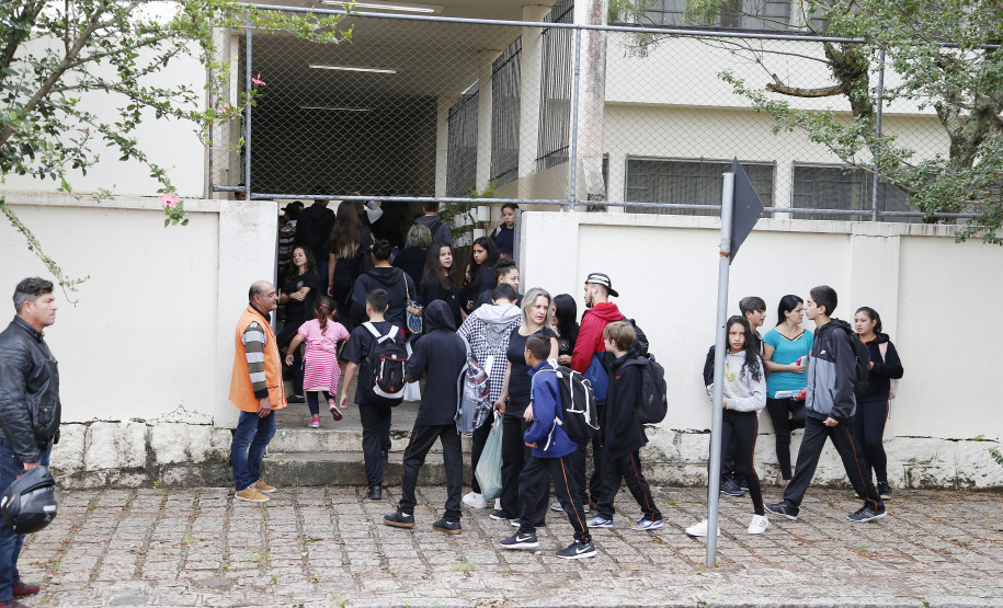 Mais de 120 mil estudantes vindos da rede municipal de ensino devem ingressar no 6° ano da rede estadual no ano letivo de 2019, que começa no dia 14. Para facilitar a adaptação dos alunos aos novos ambientes, as escolas estaduais elaboraram programações especiais para as primeiras aulas, que vão desde uma roda de conversa com os alunos mais velhos até um tour antecipado pela nova escola. - Foto: Arquivo SEED