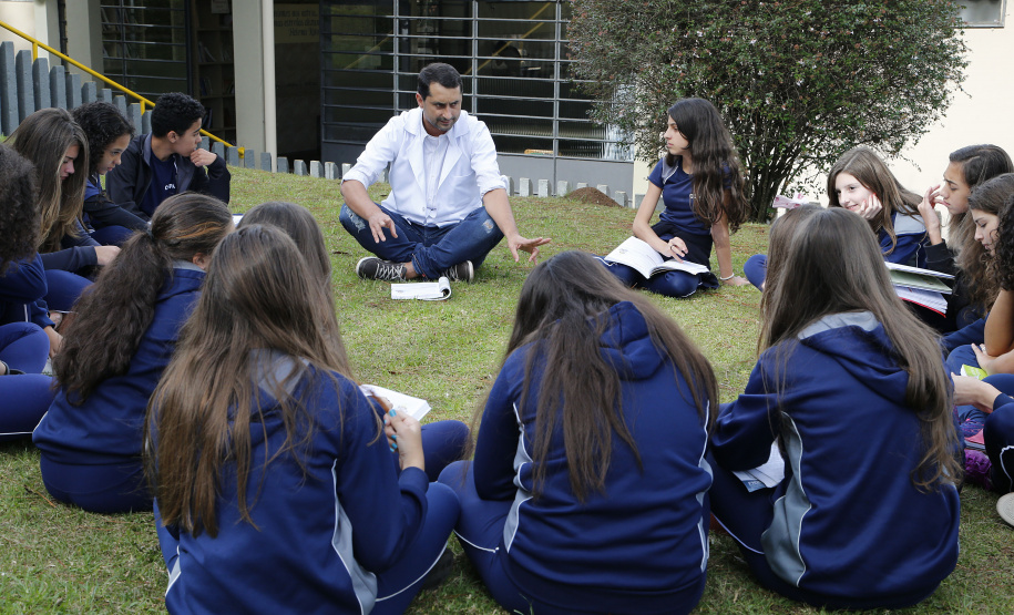 Mais de 120 mil estudantes vindos da rede municipal de ensino devem ingressar no 6° ano da rede estadual no ano letivo de 2019, que começa no dia 14. Para facilitar a adaptação dos alunos aos novos ambientes, as escolas estaduais elaboraram programações especiais para as primeiras aulas, que vão desde uma roda de conversa com os alunos mais velhos até um tour antecipado pela nova escola. - Foto: Arquivo SEED