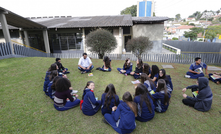 Mais de 120 mil estudantes vindos da rede municipal de ensino devem ingressar no 6° ano da rede estadual no ano letivo de 2019, que começa no dia 14. Para facilitar a adaptação dos alunos aos novos ambientes, as escolas estaduais elaboraram programações especiais para as primeiras aulas, que vão desde uma roda de conversa com os alunos mais velhos até um tour antecipado pela nova escola. - Foto: Arquivo SEED