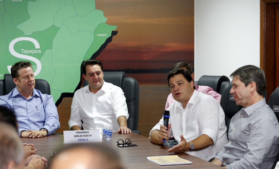 O governador Carlos Massa Ratinho Junior reuniu-se nesta quarta-feira (6), em Umuarama, com lideranças e prefeitos do Noroeste para tratar da duplicação da PR-323 e anunciou a elaboração de projetos executivos para obras na rodovia. -  Umuarama, 06/02/2019  -  Foto: Arnaldo Alves/ANPr
