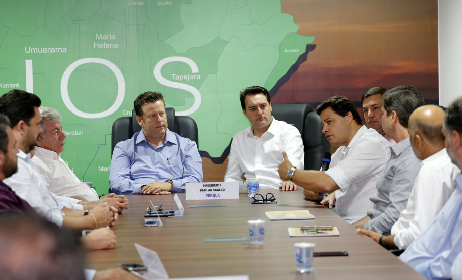 O governador Carlos Massa Ratinho Junior reuniu-se nesta quarta-feira (6), em Umuarama, com lideranças e prefeitos do Noroeste para tratar da duplicação da PR-323 e anunciou a elaboração de projetos executivos para obras na rodovia. -  Umuarama, 06/02/2019  -  Foto: Arnaldo Alves/ANPr
