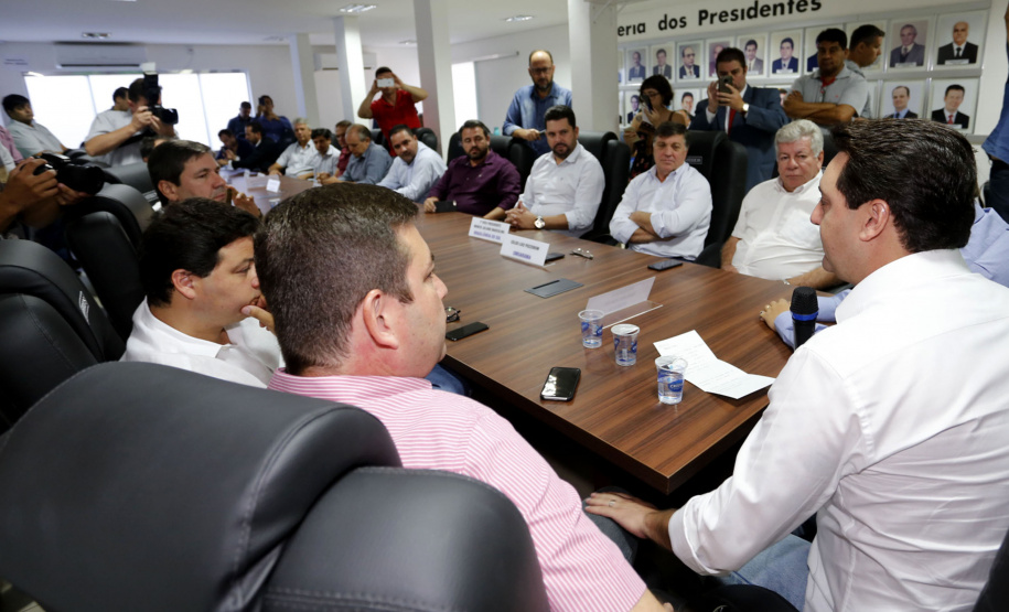 O governador Carlos Massa Ratinho Junior reuniu-se nesta quarta-feira (6), em Umuarama, com lideranças e prefeitos do Noroeste para tratar da duplicação da PR-323 e anunciou a elaboração de projetos executivos para obras na rodovia. -  Umuarama, 06/02/2019  -  Foto: Arnaldo Alves/ANPr