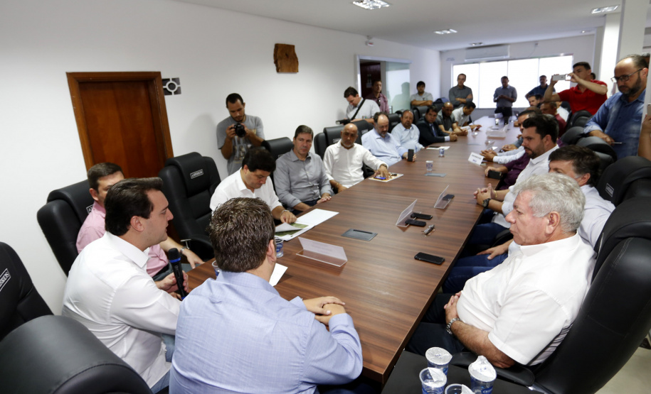O governador Carlos Massa Ratinho Junior reuniu-se nesta quarta-feira (6), em Umuarama, com lideranças e prefeitos do Noroeste para tratar da duplicação da PR-323 e anunciou a elaboração de projetos executivos para obras na rodovia. -  Umuarama, 06/02/2019  -  Foto: Arnaldo Alves/ANPr