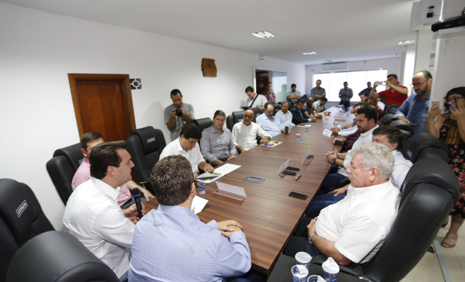 O governador Carlos Massa Ratinho Junior reuniu-se nesta quarta-feira (6), em Umuarama, com lideranças e prefeitos do Noroeste para tratar da duplicação da PR-323 e anunciou a elaboração de projetos executivos para obras na rodovia. -  Umuarama, 06/02/2019  -  Foto: Arnaldo Alves/ANPr