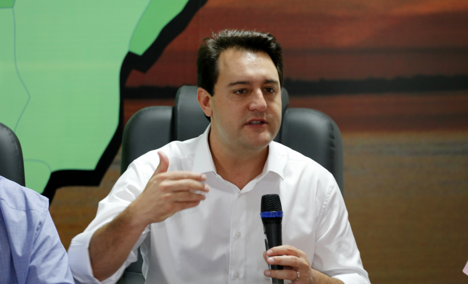 O governador Carlos Massa Ratinho Junior reuniu-se nesta quarta-feira (6), em Umuarama, com lideranças e prefeitos do Noroeste para tratar da duplicação da PR-323 e anunciou a elaboração de projetos executivos para obras na rodovia. -  Umuarama, 06/02/2019  -  Foto: Arnaldo Alves/ANPr