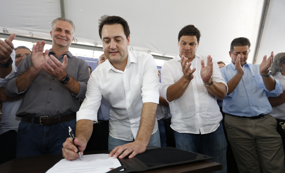 O governador Carlos Massa Ratinho Junior autoriza o início das obras de recuperação do Contorno Sul de Maringá (Noroeste). A obra será feita com recursos do Governo do Estado.  -  Maringá, 06/02/2019  -  Foto: Arnaldo Alves/ANPr