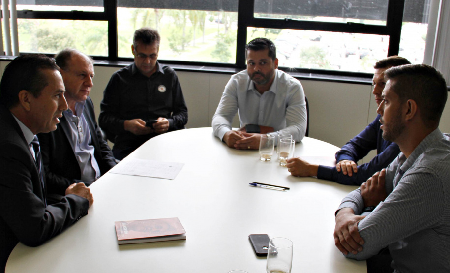 O secretário estadual do Desenvolvimento Urbano, João Carlos Ortega, recebeu nesta quarta-feira (06) o pedido de apoio ao processo para a implantação do Centro de Eventos de Terra Roxa, município da região Oeste do Estado.   -  Curitiba, 06/02/2019  -  Foto: Divulgação SEDU