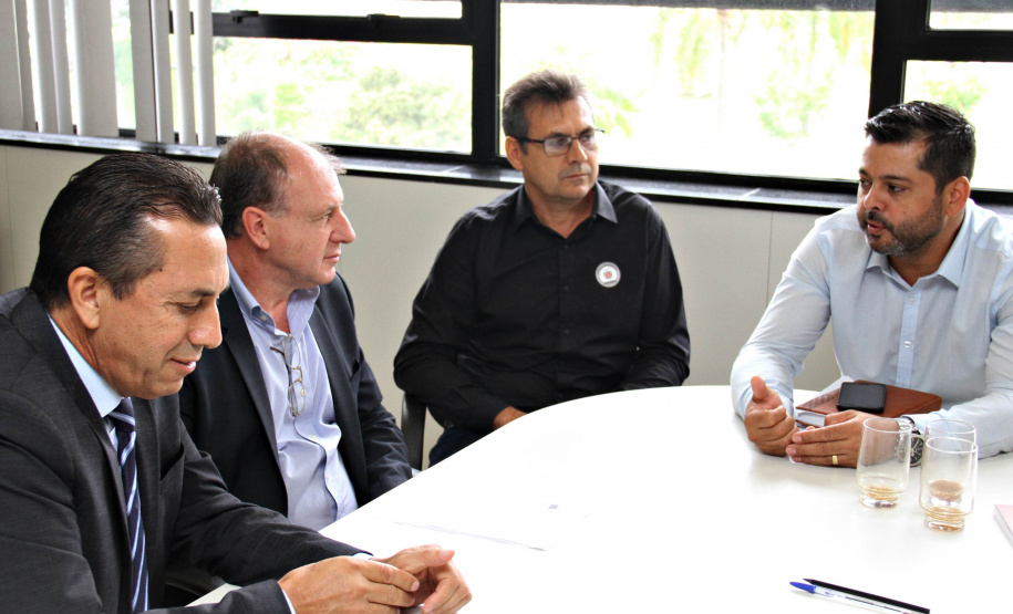 O secretário estadual do Desenvolvimento Urbano, João Carlos Ortega, recebeu nesta quarta-feira (06) o pedido de apoio ao processo para a implantação do Centro de Eventos de Terra Roxa, município da região Oeste do Estado.   -  Curitiba, 06/02/2019  -  Foto: Divulgação SEDU