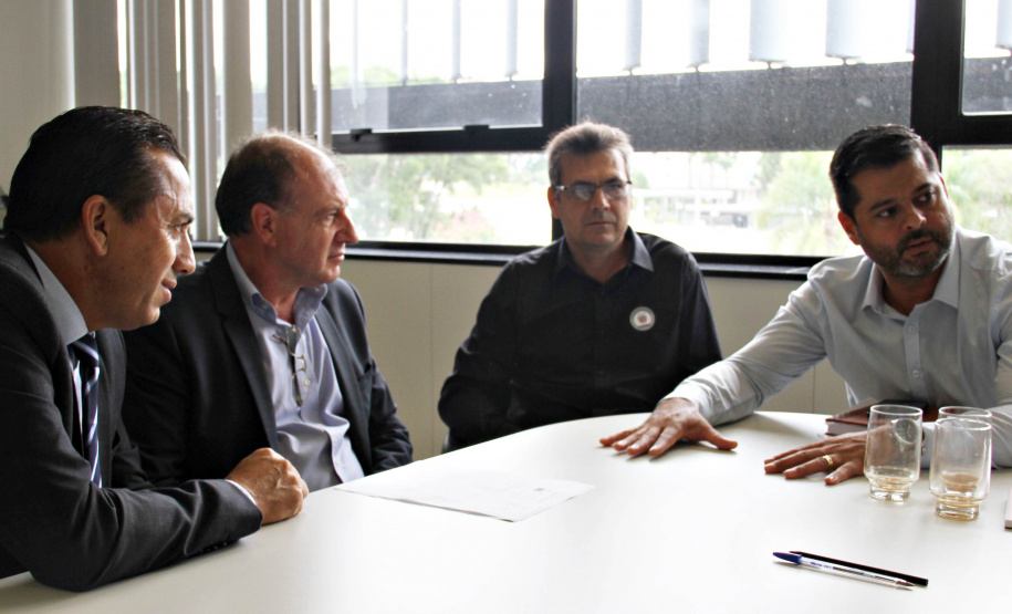 O secretário estadual do Desenvolvimento Urbano, João Carlos Ortega, recebeu nesta quarta-feira (06) o pedido de apoio ao processo para a implantação do Centro de Eventos de Terra Roxa, município da região Oeste do Estado.   -  Curitiba, 06/02/2019  -  Foto: Divulgação SEDU