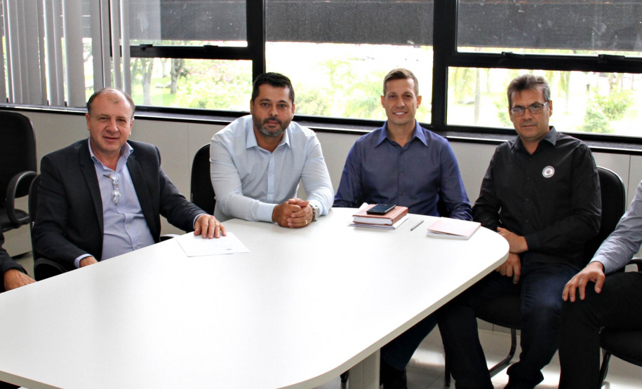 O secretário estadual do Desenvolvimento Urbano, João Carlos Ortega, recebeu nesta quarta-feira (06) o pedido de apoio ao processo para a implantação do Centro de Eventos de Terra Roxa, município da região Oeste do Estado.   -  Curitiba, 06/02/2019  -  Foto: Divulgação SEDU