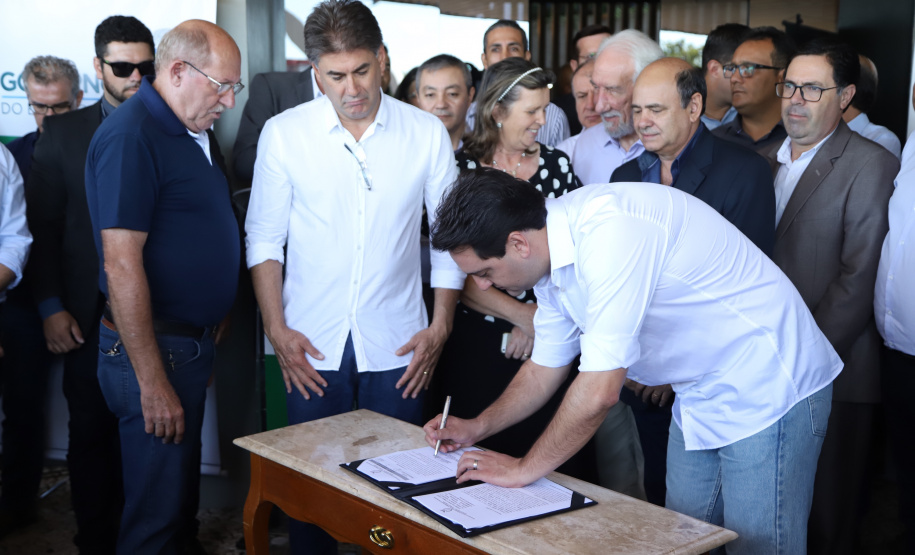 Uma solenidade especial na prefeitura municipal de Cascavel marcou a transferência do Governo do Paraná de Curitiba para Cascavel na manhã desta quinta-feira (7). O decreto é temporário e vale até sexta-feira (8). O governador Carlos Massa Ratinho Junior, secretários de Estado e presidentes das empresas estatais cumprem agenda intensa no município com representantes políticos e empresariais da região Oeste. - Cascavel, 07/02/2019 - Foto: José Fernando Ogura/ANPr
