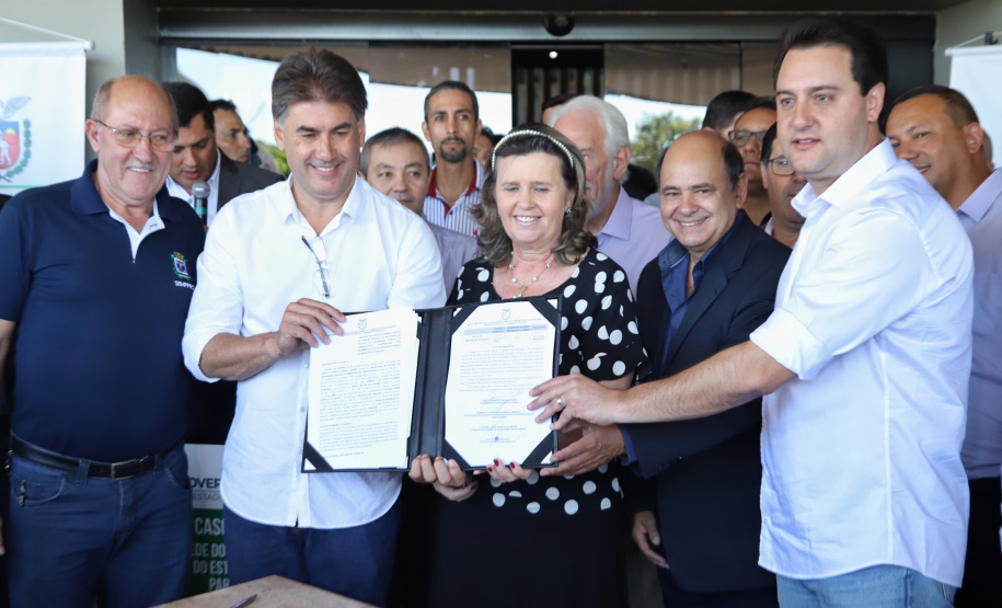 Uma solenidade especial na prefeitura municipal de Cascavel marcou a transferência do Governo do Paraná de Curitiba para Cascavel na manhã desta quinta-feira (7). O decreto é temporário e vale até sexta-feira (8). O governador Carlos Massa Ratinho Junior, secretários de Estado e presidentes das empresas estatais cumprem agenda intensa no município com representantes políticos e empresariais da região Oeste. - Cascavel, 07/02/2019 - Foto: José Fernando Ogura/ANPr