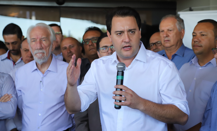 Uma solenidade especial na prefeitura municipal de Cascavel marcou a transferência do Governo do Paraná de Curitiba para Cascavel na manhã desta quinta-feira (7). O decreto é temporário e vale até sexta-feira (8). O governador Carlos Massa Ratinho Junior, secretários de Estado e presidentes das empresas estatais cumprem agenda intensa no município com representantes políticos e empresariais da região Oeste. - Cascavel, 07/02/2019 - Foto: José Fernando Ogura/ANPr