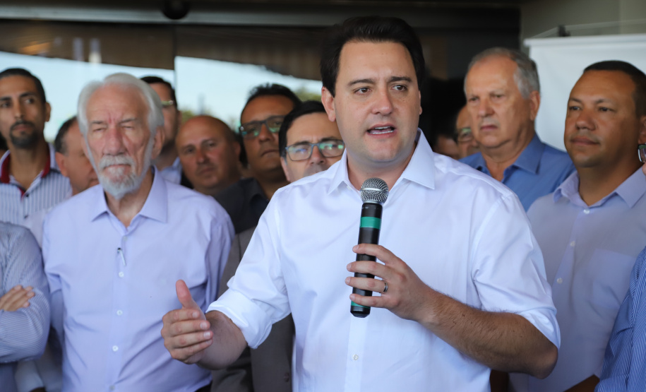 Uma solenidade especial na prefeitura municipal de Cascavel marcou a transferência do Governo do Paraná de Curitiba para Cascavel na manhã desta quinta-feira (7). O decreto é temporário e vale até sexta-feira (8). O governador Carlos Massa Ratinho Junior, secretários de Estado e presidentes das empresas estatais cumprem agenda intensa no município com representantes políticos e empresariais da região Oeste. - Cascavel, 07/02/2019 - Foto: José Fernando Ogura/ANPr