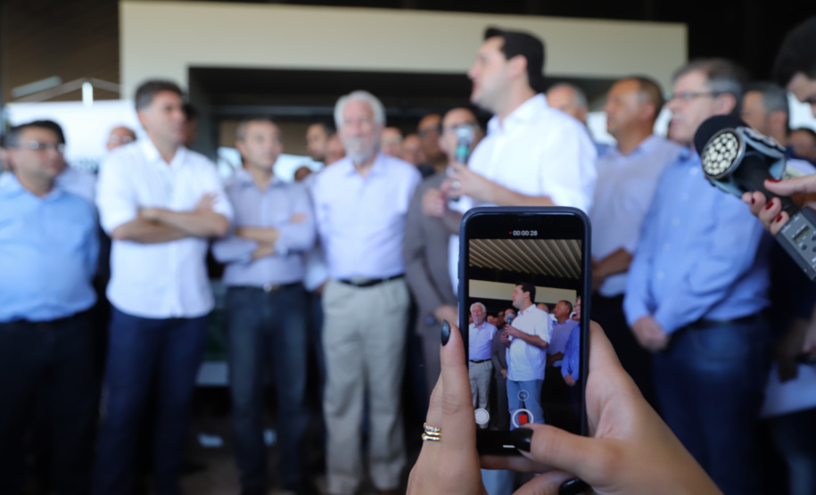Uma solenidade especial na prefeitura municipal de Cascavel marcou a transferência do Governo do Paraná de Curitiba para Cascavel na manhã desta quinta-feira (7). O decreto é temporário e vale até sexta-feira (8). O governador Carlos Massa Ratinho Junior, secretários de Estado e presidentes das empresas estatais cumprem agenda intensa no município com representantes políticos e empresariais da região Oeste. - Cascavel, 07/02/2019 - Foto: José Fernando Ogura/ANPr