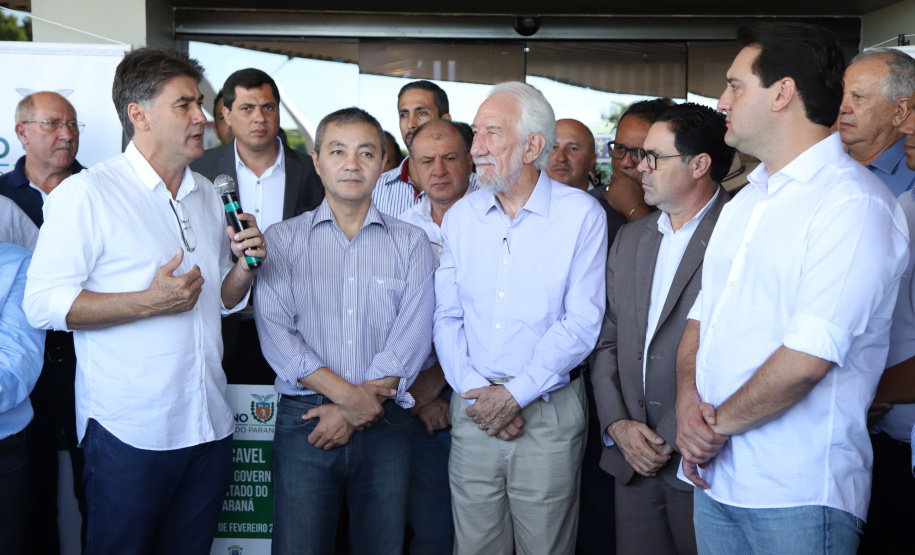 Uma solenidade especial na prefeitura municipal de Cascavel marcou a transferência do Governo do Paraná de Curitiba para Cascavel na manhã desta quinta-feira (7). O decreto é temporário e vale até sexta-feira (8). O governador Carlos Massa Ratinho Junior, secretários de Estado e presidentes das empresas estatais cumprem agenda intensa no município com representantes políticos e empresariais da região Oeste. - Cascavel, 07/02/2019 - Foto: José Fernando Ogura/ANPr