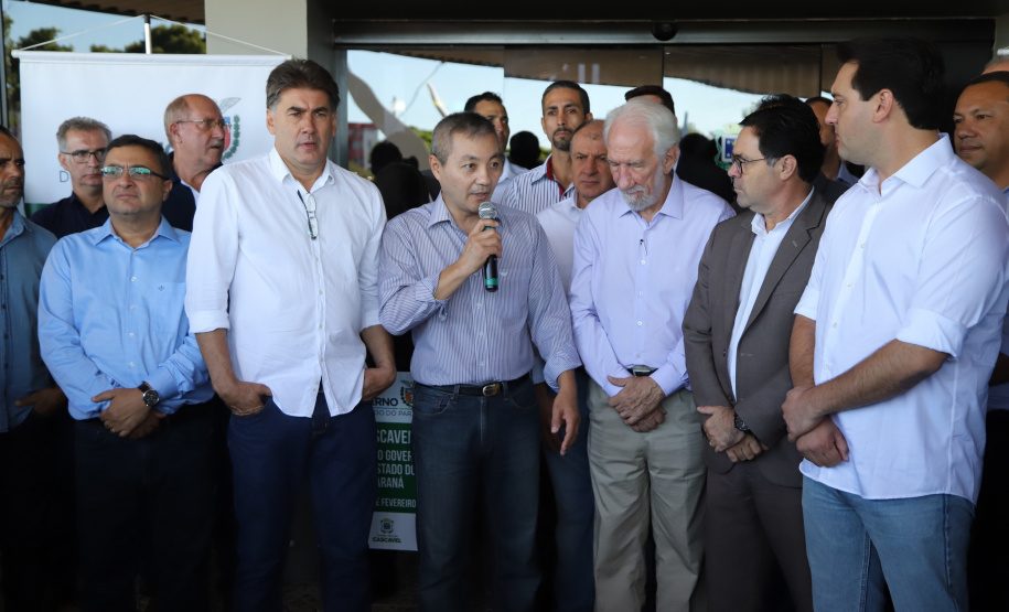 Uma solenidade especial na prefeitura municipal de Cascavel marcou a transferência do Governo do Paraná de Curitiba para Cascavel na manhã desta quinta-feira (7). O decreto é temporário e vale até sexta-feira (8). O governador Carlos Massa Ratinho Junior, secretários de Estado e presidentes das empresas estatais cumprem agenda intensa no município com representantes políticos e empresariais da região Oeste. - Cascavel, 07/02/2019 - Foto: José Fernando Ogura/ANPr