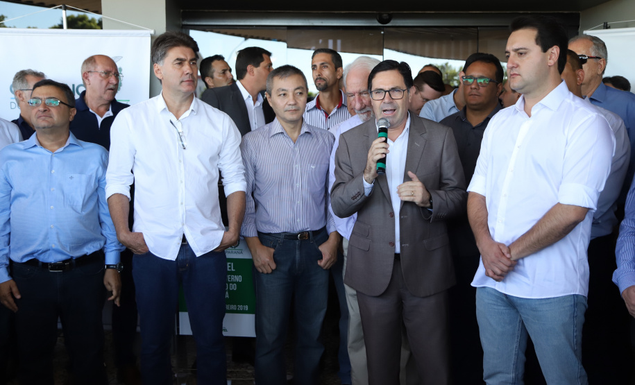 Uma solenidade especial na prefeitura municipal de Cascavel marcou a transferência do Governo do Paraná de Curitiba para Cascavel na manhã desta quinta-feira (7). O decreto é temporário e vale até sexta-feira (8). O governador Carlos Massa Ratinho Junior, secretários de Estado e presidentes das empresas estatais cumprem agenda intensa no município com representantes políticos e empresariais da região Oeste. - Cascavel, 07/02/2019 - Foto: José Fernando Ogura/ANPr