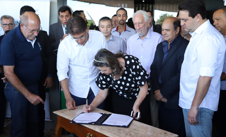 Uma solenidade especial na prefeitura municipal de Cascavel marcou a transferência do Governo do Paraná de Curitiba para Cascavel na manhã desta quinta-feira (7). O decreto é temporário e vale até sexta-feira (8). O governador Carlos Massa Ratinho Junior, secretários de Estado e presidentes das empresas estatais cumprem agenda intensa no município com representantes políticos e empresariais da região Oeste. - Cascavel, 07/02/2019 - Foto: José Fernando Ogura/ANPr