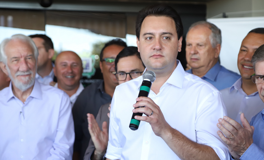 Uma solenidade especial na prefeitura municipal de Cascavel marcou a transferência do Governo do Paraná de Curitiba para Cascavel na manhã desta quinta-feira (7). O decreto é temporário e vale até sexta-feira (8). O governador Carlos Massa Ratinho Junior, secretários de Estado e presidentes das empresas estatais cumprem agenda intensa no município com representantes políticos e empresariais da região Oeste. - Cascavel, 07/02/2019 - Foto: José Fernando Ogura/ANPr