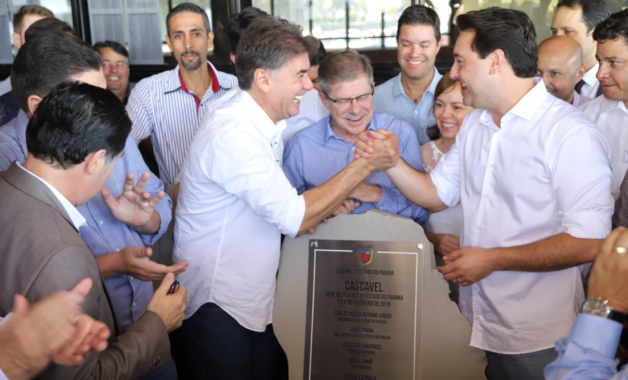 Uma solenidade especial na prefeitura municipal de Cascavel marcou a transferência do Governo do Paraná de Curitiba para Cascavel na manhã desta quinta-feira (7). O decreto é temporário e vale até sexta-feira (8). O governador Carlos Massa Ratinho Junior, secretários de Estado e presidentes das empresas estatais cumprem agenda intensa no município com representantes políticos e empresariais da região Oeste. - Cascavel, 07/02/2019 - Foto: José Fernando Ogura/ANPr