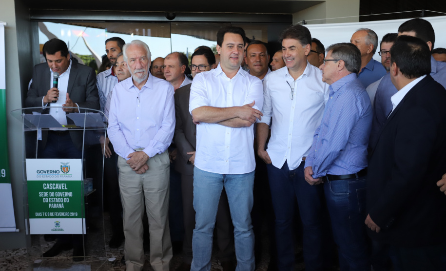 Uma solenidade especial na prefeitura municipal de Cascavel marcou a transferência do Governo do Paraná de Curitiba para Cascavel na manhã desta quinta-feira (7). O decreto é temporário e vale até sexta-feira (8). O governador Carlos Massa Ratinho Junior, secretários de Estado e presidentes das empresas estatais cumprem agenda intensa no município com representantes políticos e empresariais da região Oeste. - Cascavel, 07/02/2019 - Foto: José Fernando Ogura/ANPr