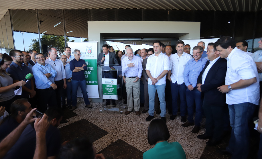 Uma solenidade especial na prefeitura municipal de Cascavel marcou a transferência do Governo do Paraná de Curitiba para Cascavel na manhã desta quinta-feira (7). O decreto é temporário e vale até sexta-feira (8). O governador Carlos Massa Ratinho Junior, secretários de Estado e presidentes das empresas estatais cumprem agenda intensa no município com representantes políticos e empresariais da região Oeste. - Cascavel, 07/02/2019 - Foto: José Fernando Ogura/ANPr