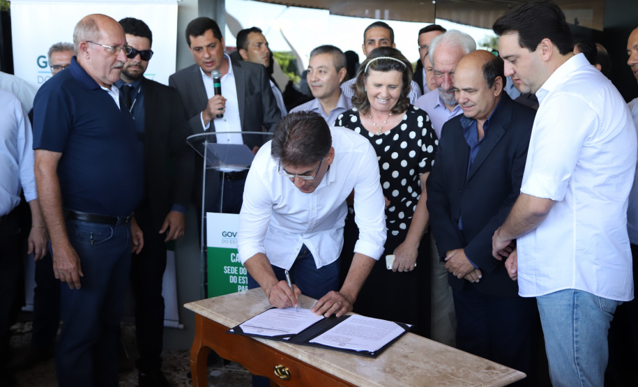 Uma solenidade especial na prefeitura municipal de Cascavel marcou a transferência do Governo do Paraná de Curitiba para Cascavel na manhã desta quinta-feira (7). O decreto é temporário e vale até sexta-feira (8). O governador Carlos Massa Ratinho Junior, secretários de Estado e presidentes das empresas estatais cumprem agenda intensa no município com representantes políticos e empresariais da região Oeste. - Cascavel, 07/02/2019 - Foto: José Fernando Ogura/ANPr