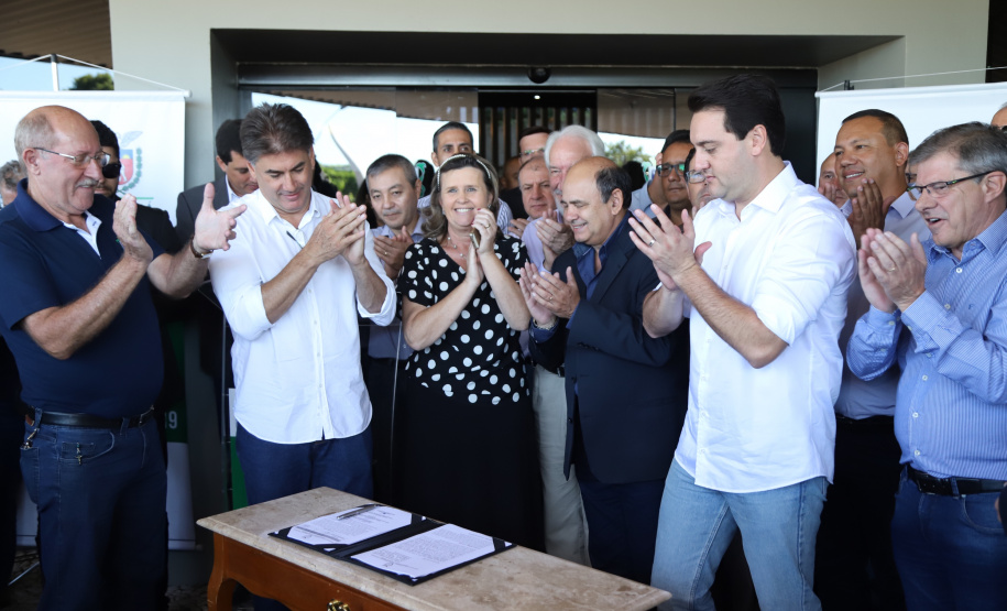 Uma solenidade especial na prefeitura municipal de Cascavel marcou a transferência do Governo do Paraná de Curitiba para Cascavel na manhã desta quinta-feira (7). O decreto é temporário e vale até sexta-feira (8). O governador Carlos Massa Ratinho Junior, secretários de Estado e presidentes das empresas estatais cumprem agenda intensa no município com representantes políticos e empresariais da região Oeste. - Cascavel, 07/02/2019 - Foto: José Fernando Ogura/ANPr