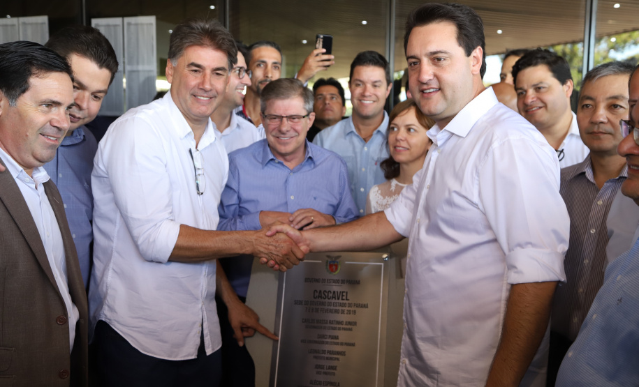 Uma solenidade especial na prefeitura municipal de Cascavel marcou a transferência do Governo do Paraná de Curitiba para Cascavel na manhã desta quinta-feira (7). O decreto é temporário e vale até sexta-feira (8). O governador Carlos Massa Ratinho Junior, secretários de Estado e presidentes das empresas estatais cumprem agenda intensa no município com representantes políticos e empresariais da região Oeste. - Cascavel, 07/02/2019 - Foto: José Fernando Ogura/ANPr
