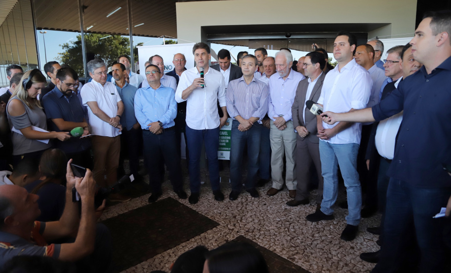 Uma solenidade especial na prefeitura municipal de Cascavel marcou a transferência do Governo do Paraná de Curitiba para Cascavel na manhã desta quinta-feira (7). O decreto é temporário e vale até sexta-feira (8). O governador Carlos Massa Ratinho Junior, secretários de Estado e presidentes das empresas estatais cumprem agenda intensa no município com representantes políticos e empresariais da região Oeste. - Cascavel, 07/02/2019 - Foto: José Fernando Ogura/ANPr