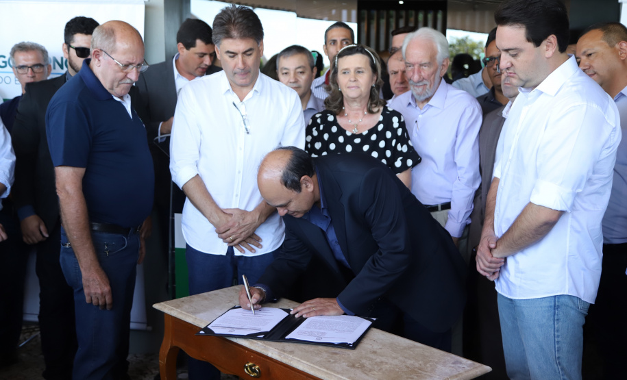 Uma solenidade especial na prefeitura municipal de Cascavel marcou a transferência do Governo do Paraná de Curitiba para Cascavel na manhã desta quinta-feira (7). O decreto é temporário e vale até sexta-feira (8). O governador Carlos Massa Ratinho Junior, secretários de Estado e presidentes das empresas estatais cumprem agenda intensa no município com representantes políticos e empresariais da região Oeste. - Cascavel, 07/02/2019 - Foto: José Fernando Ogura/ANPr