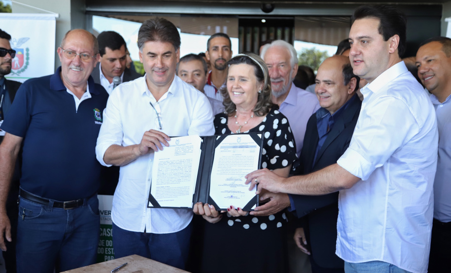 Uma solenidade especial na prefeitura municipal de Cascavel marcou a transferência do Governo do Paraná de Curitiba para Cascavel na manhã desta quinta-feira (7). O decreto é temporário e vale até sexta-feira (8). O governador Carlos Massa Ratinho Junior, secretários de Estado e presidentes das empresas estatais cumprem agenda intensa no município com representantes políticos e empresariais da região Oeste. - Cascavel, 07/02/2019 - Foto: José Fernando Ogura/ANPr