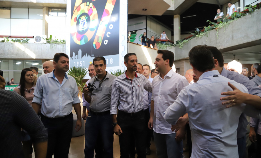 Uma solenidade especial na prefeitura municipal de Cascavel marcou a transferência do Governo do Paraná de Curitiba para Cascavel na manhã desta quinta-feira (7). O decreto é temporário e vale até sexta-feira (8). O governador Carlos Massa Ratinho Junior, secretários de Estado e presidentes das empresas estatais cumprem agenda intensa no município com representantes políticos e empresariais da região Oeste. - Cascavel, 07/02/2019 - Foto: José Fernando Ogura/ANPr