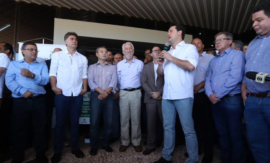 Uma solenidade especial na prefeitura municipal de Cascavel marcou a transferência do Governo do Paraná de Curitiba para Cascavel na manhã desta quinta-feira (7). O decreto é temporário e vale até sexta-feira (8). O governador Carlos Massa Ratinho Junior, secretários de Estado e presidentes das empresas estatais cumprem agenda intensa no município com representantes políticos e empresariais da região Oeste. -  Cascavel, 07/02/2019  -  Foto: Rodrigo Felix Leal/ANPr