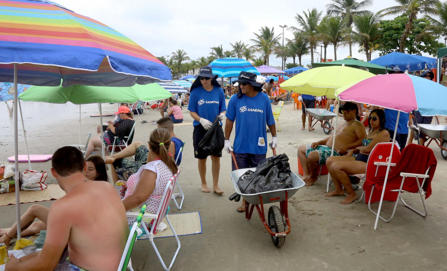 Neste verão, a Companhia de Saneamento do Paraná (Sanepar) está empregando formalmente mais de 200 pessoas nas atividades de limpeza da orla, recreação, atendimento com duchas ecológicas e cadeiras anfíbias. A maioria dos trabalhadores vive nos municípios litorâneos. Os empregos são temporários, mas os empregados contam com carteira assinada e todos os direitos garantidos até o fim da rescisão do contrato, quando a temporada de Verão se encerra, logo depois do Carnaval.Foto:Thays Poletto