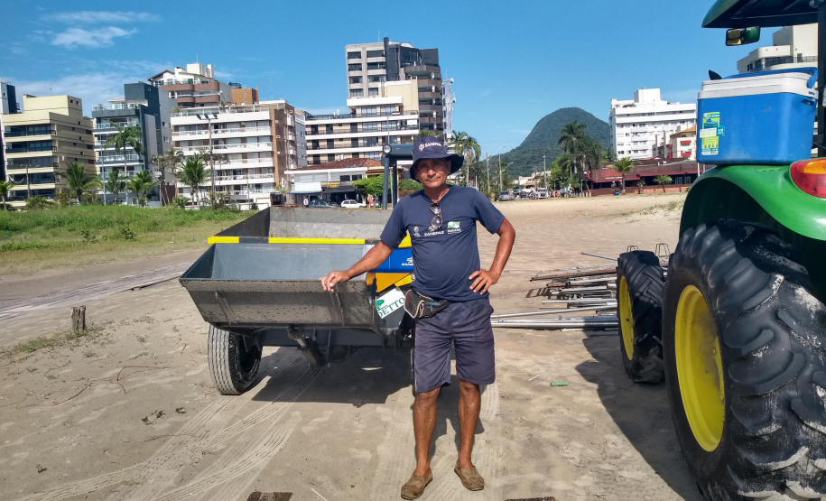 Antonio Carlos Barbosa, motorista do dumper: geração de renda e praia limpa. Foto:Thays Poletto